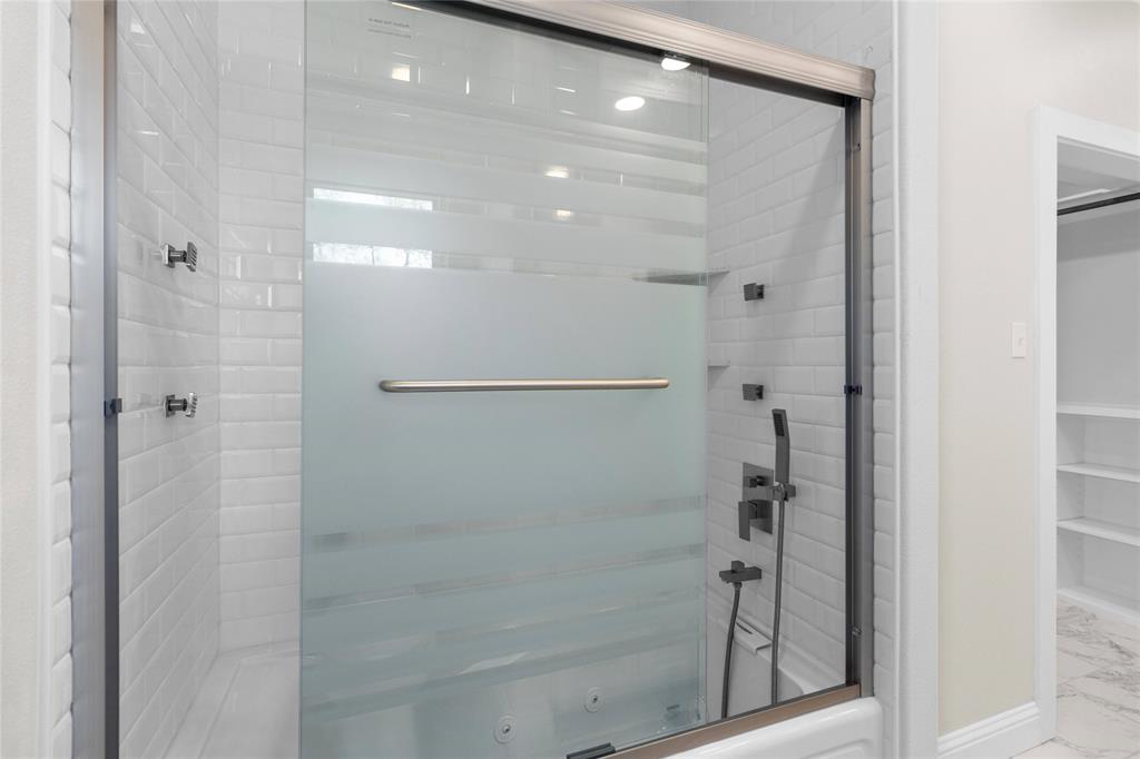 Primary bath with multiple shower heads