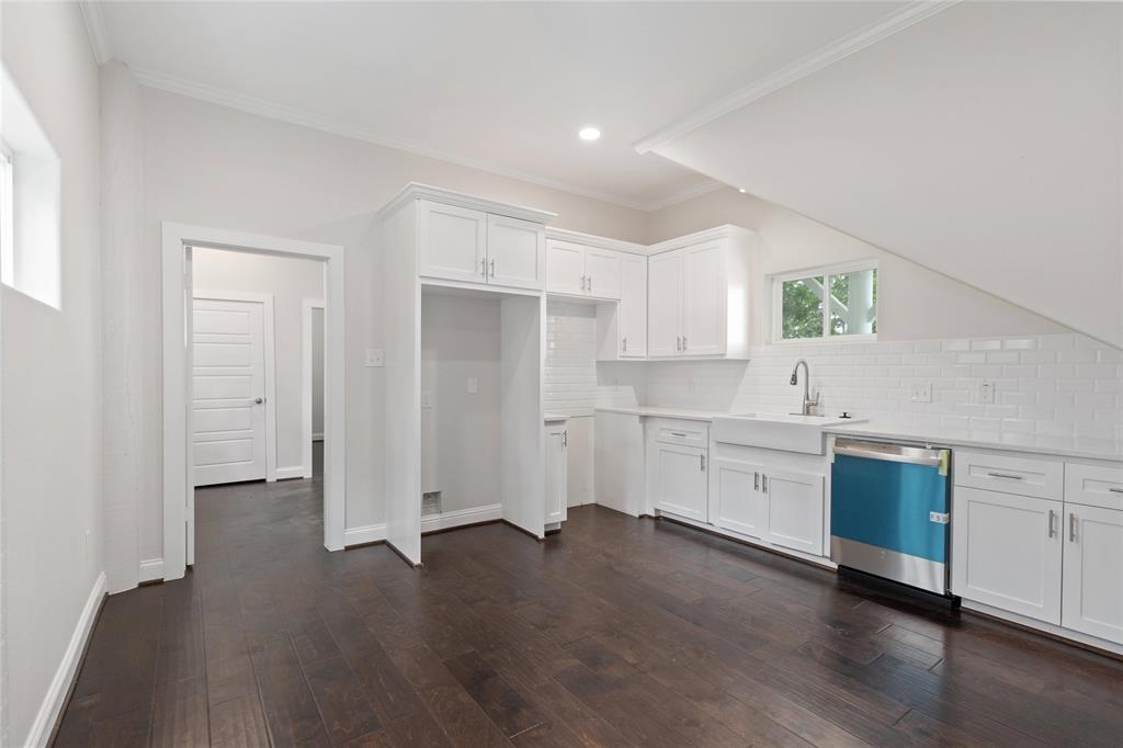 Downstairs apartment with full size kitchen, subway tile back splash and custom cabinets