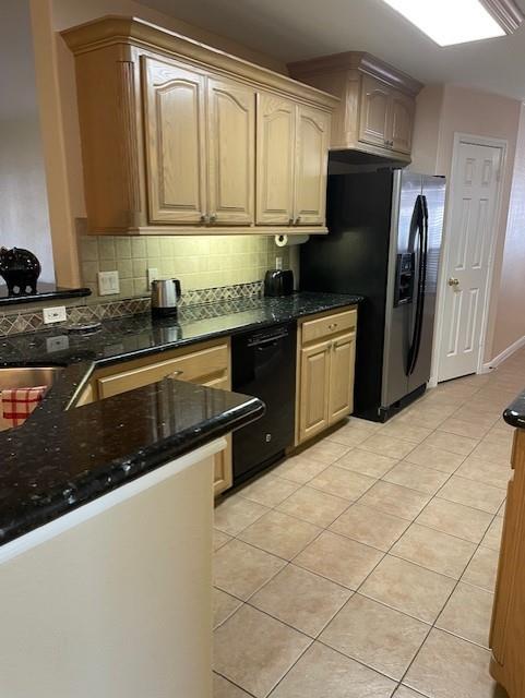 Kitchen w/granite countertops