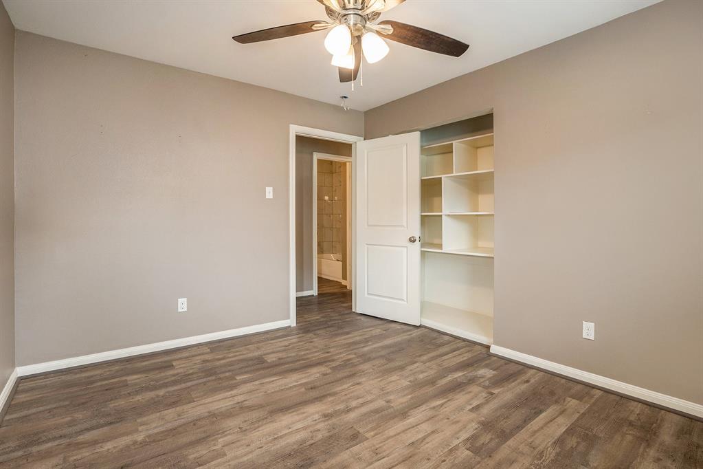 Secondary bedroom.