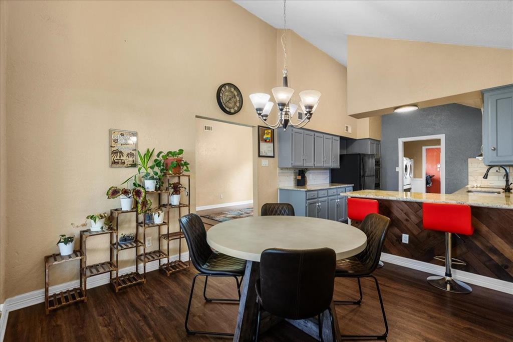 The breakfast bar offers addtional seating to visit with the family chef or have a quick casual meal.