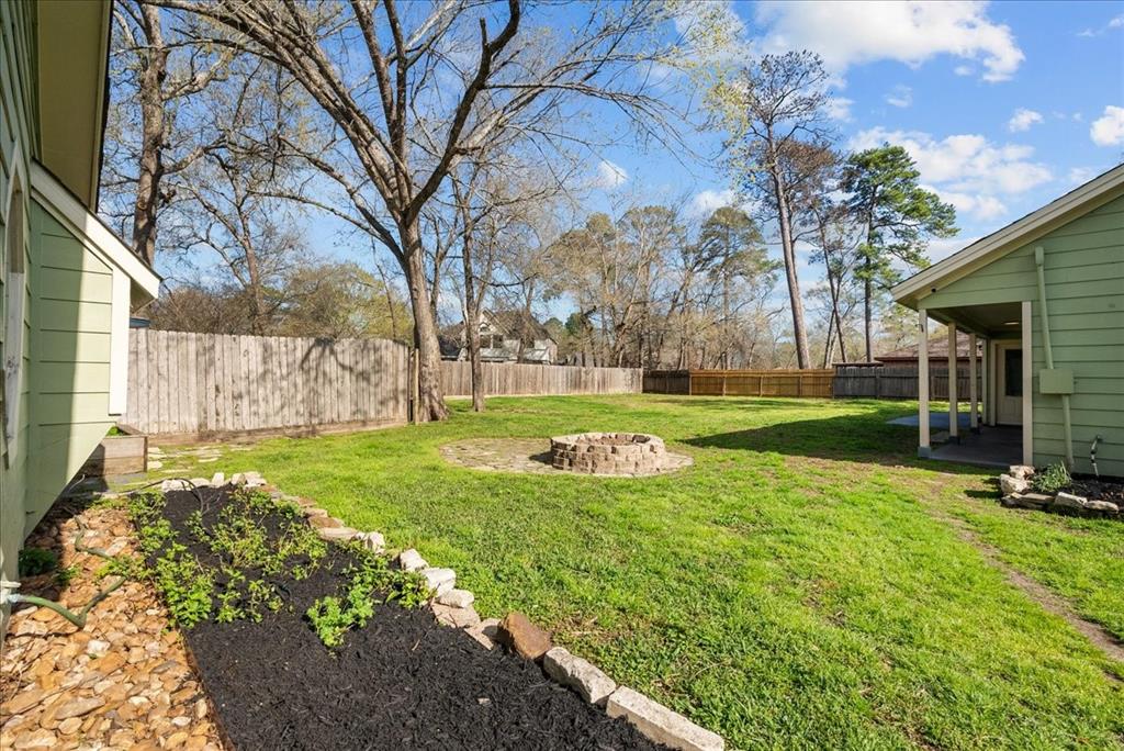 Let the kids and pets run and play in this huge, fenced backyard!!