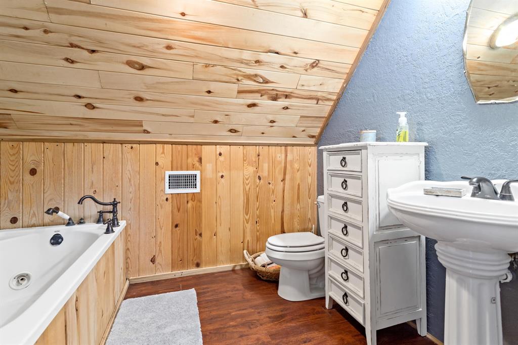 upstairs loft bathroom