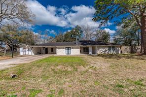  2330 W Coombs St, Alvin, TX 77511