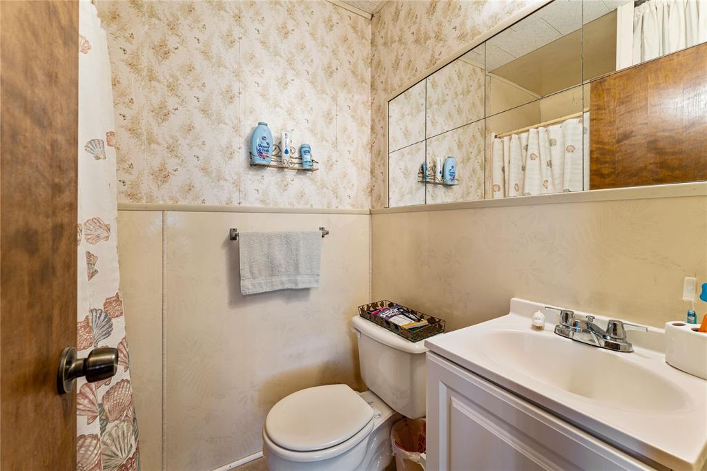 ensuite bathroom includes a shower/tub combo