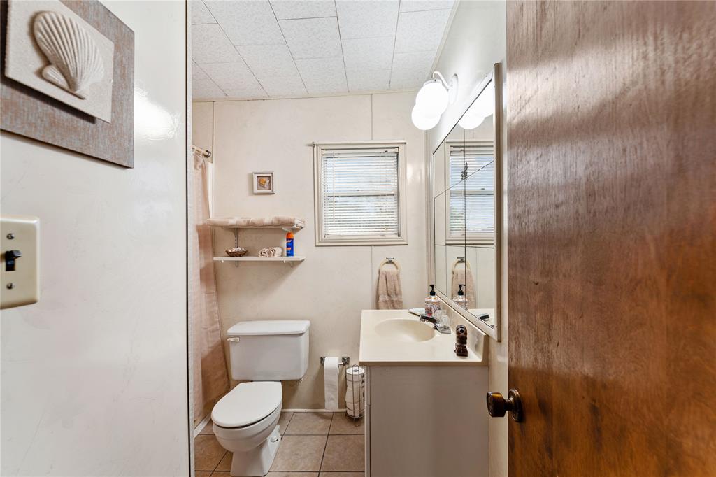 The main bathroom offers a shower/tub combo as well