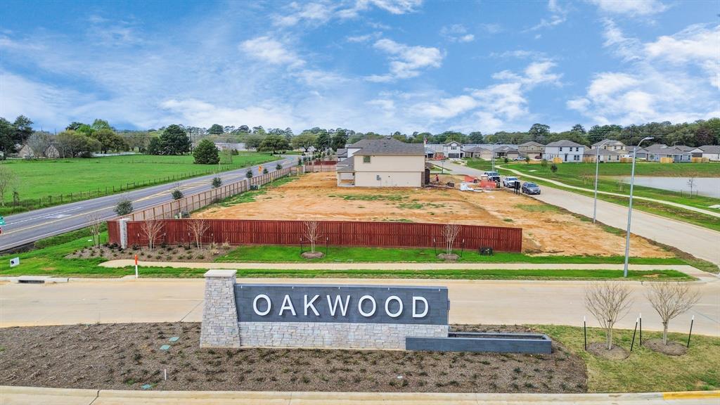 Welcome to Long Lake in Oakwood! Nestled near the heart of Tomball, a suburb of Northwest Houston, Oakwood provides exceptional access to major highways, great shopping and dining opportunities.