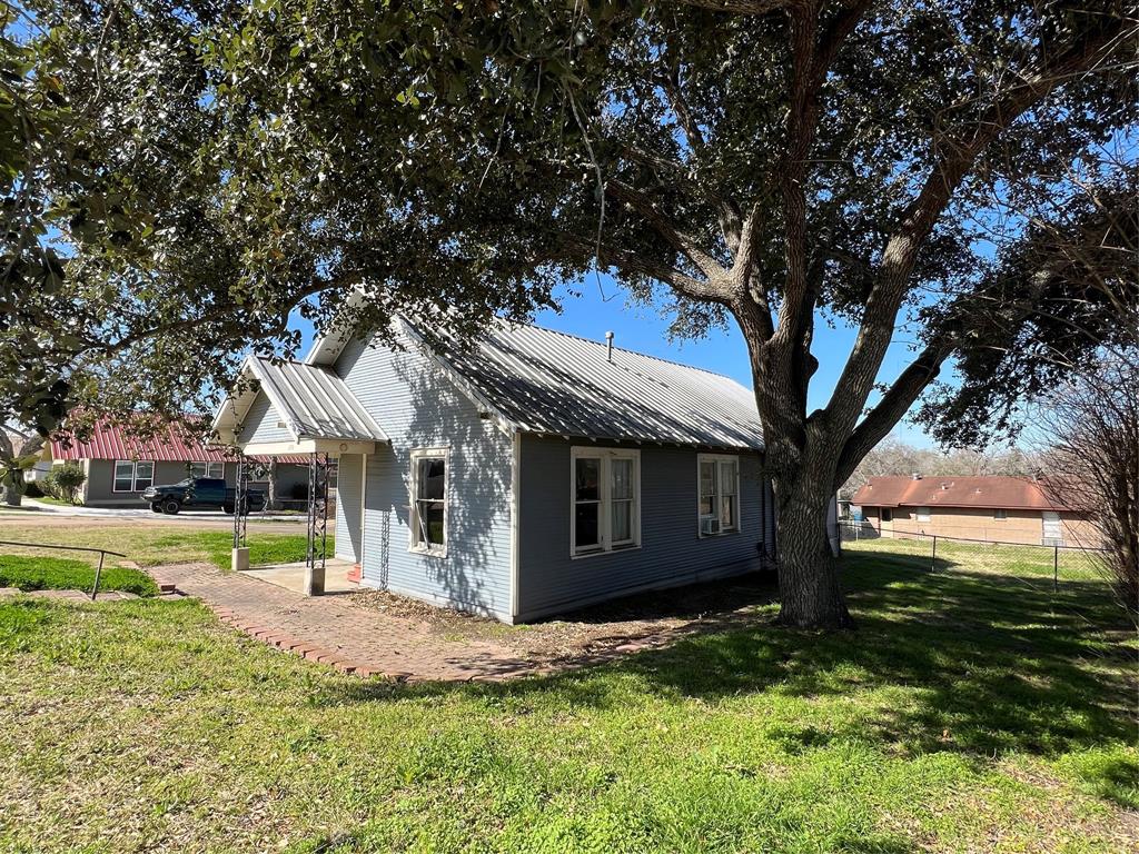 220 S Tesch Street , Bellville, Texas image 4