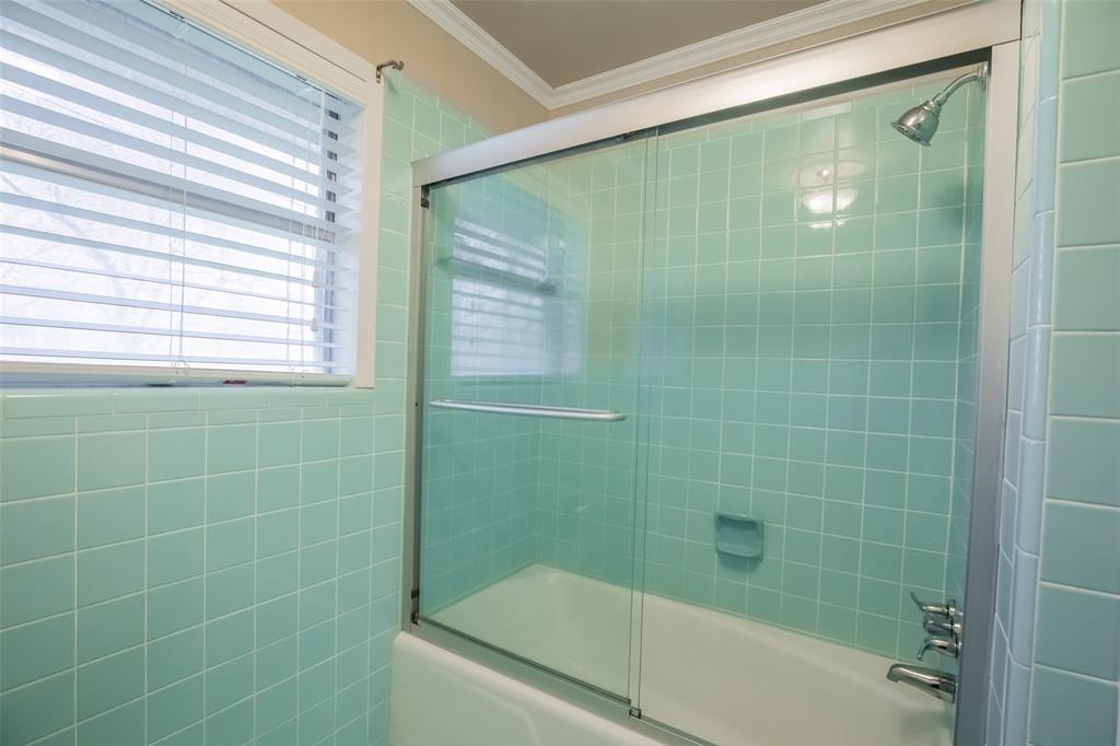 Sliding glass doors on the tub.