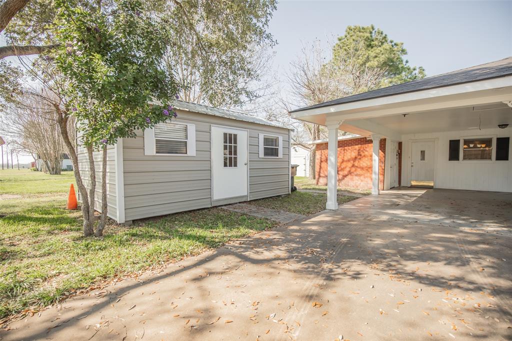 Paved walkway between the driveway and workshop offer an easy access.