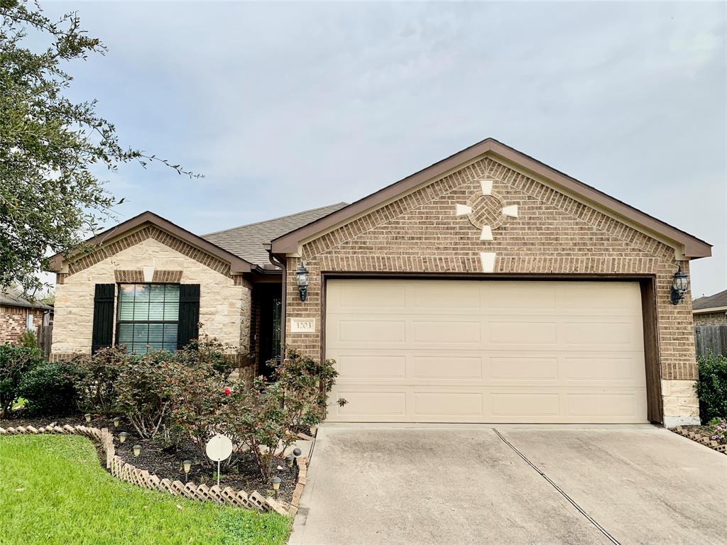3203 Southern Green Drive, Pearland, TX 