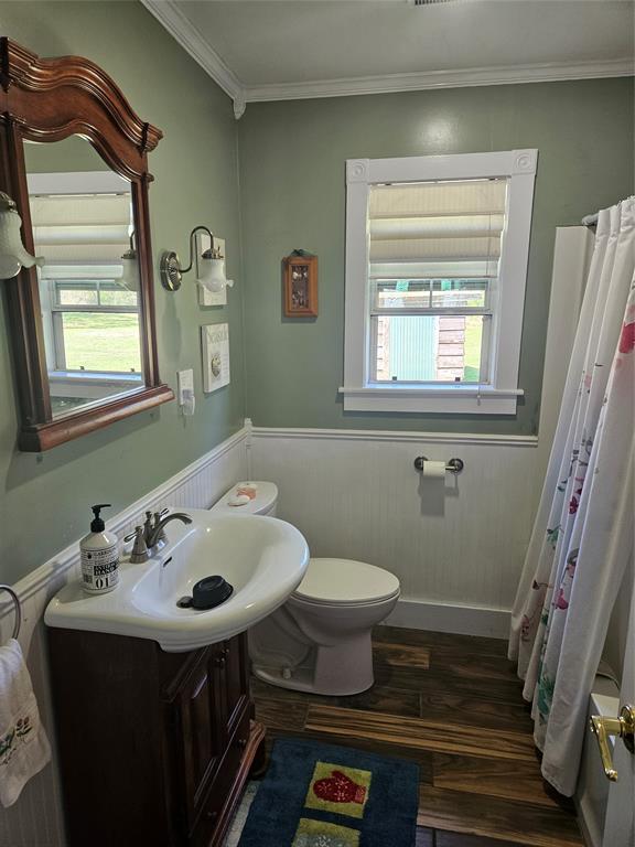 Tub/shower combo in the bathroom.