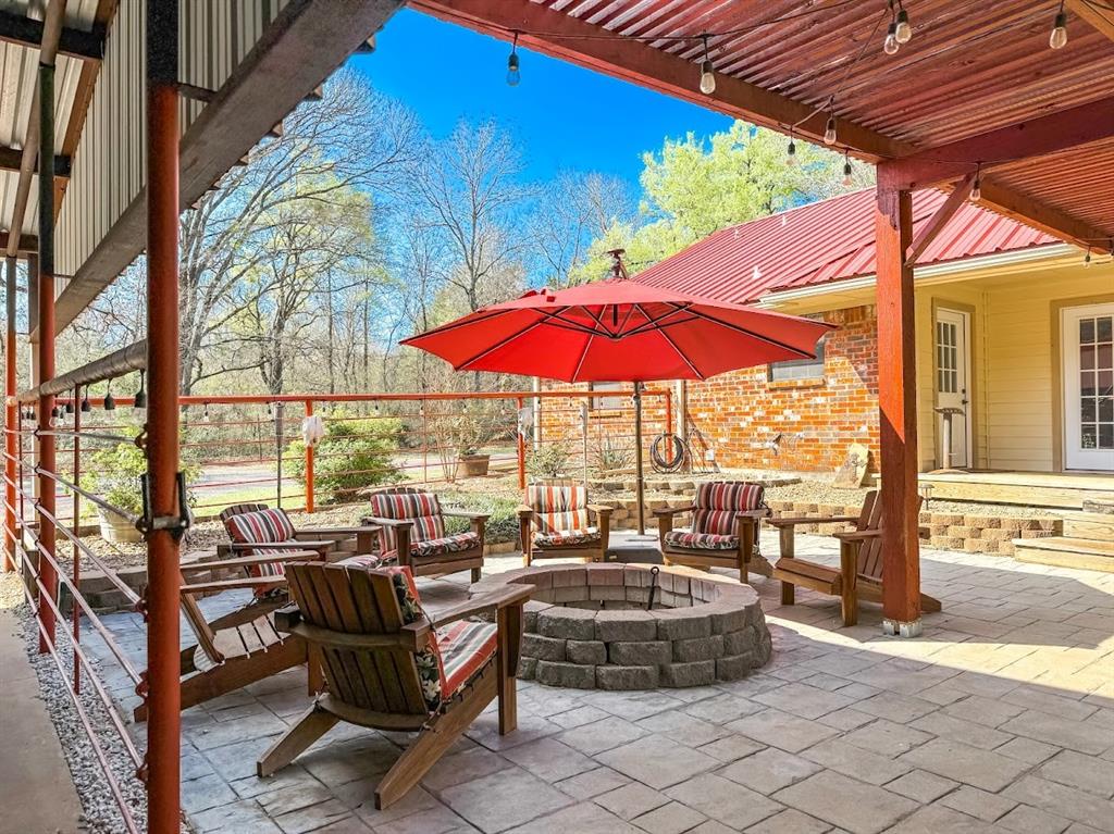 Outdoor living area & firepit