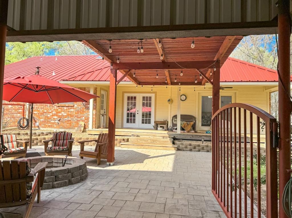 Outdoor living area & firepit