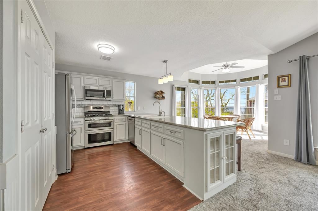 Nice subway tile backslash with accents