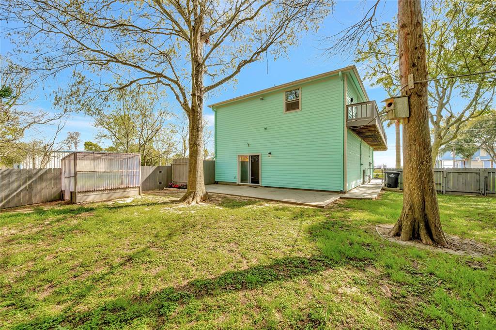 Green house ready for you spring crop. Nice large patio out side the 3rd bedroom