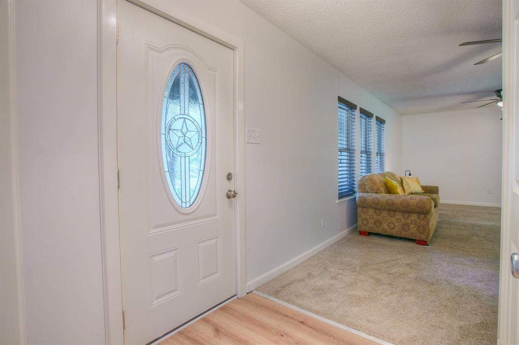 View foyer/entrance to formal receiving area