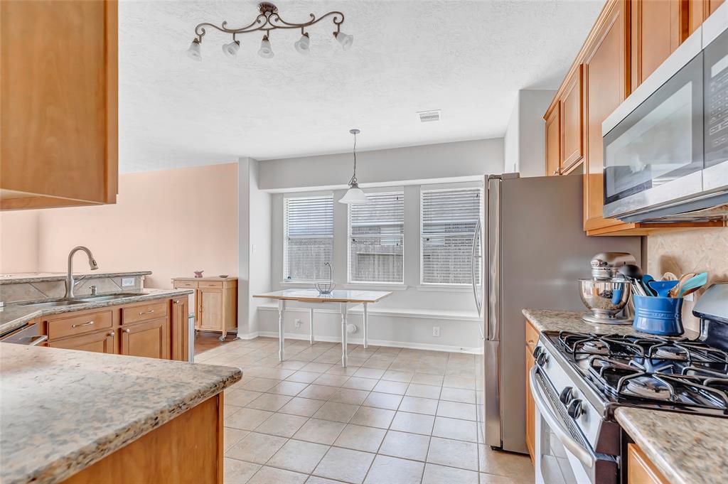 Large windows in the breakfast room for tons of natural light