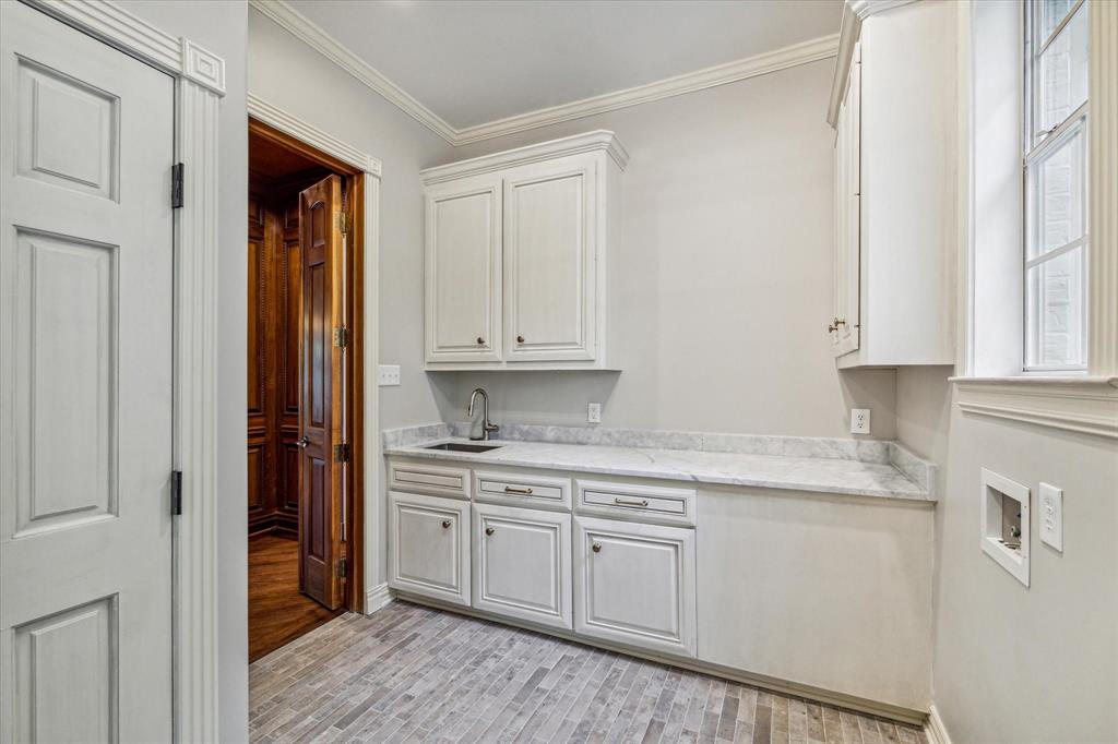 Large utility room with full bathroom