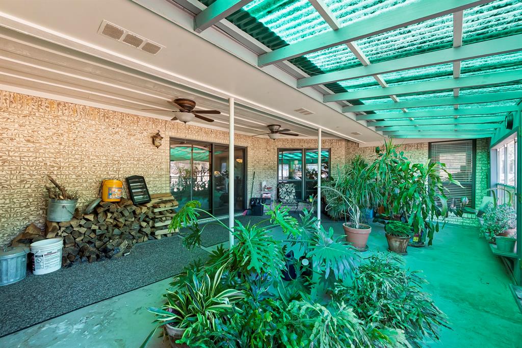 Enclosed Porch / Plant Area