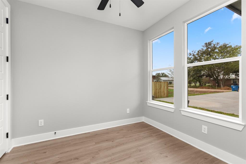 Secondary bedroom.