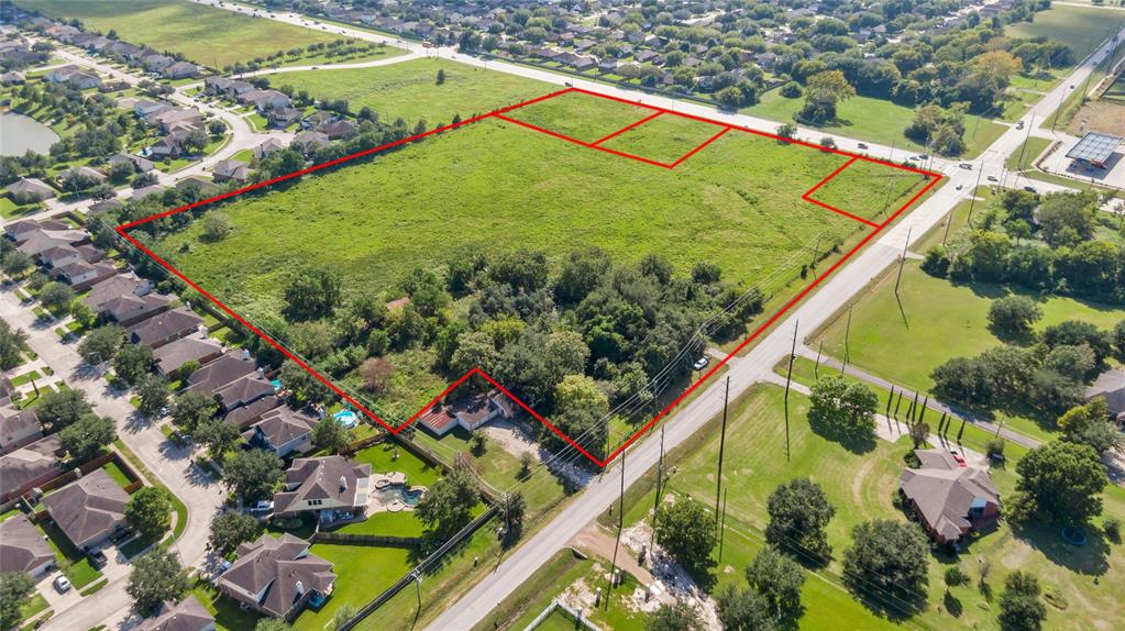 Bring your investors who are ready to be part of the rapidly growing development in Baytown.  This 1+ acre is to be sold with the corner 12+- acreage at Wallisville and Garth Road only. Great area for growth!