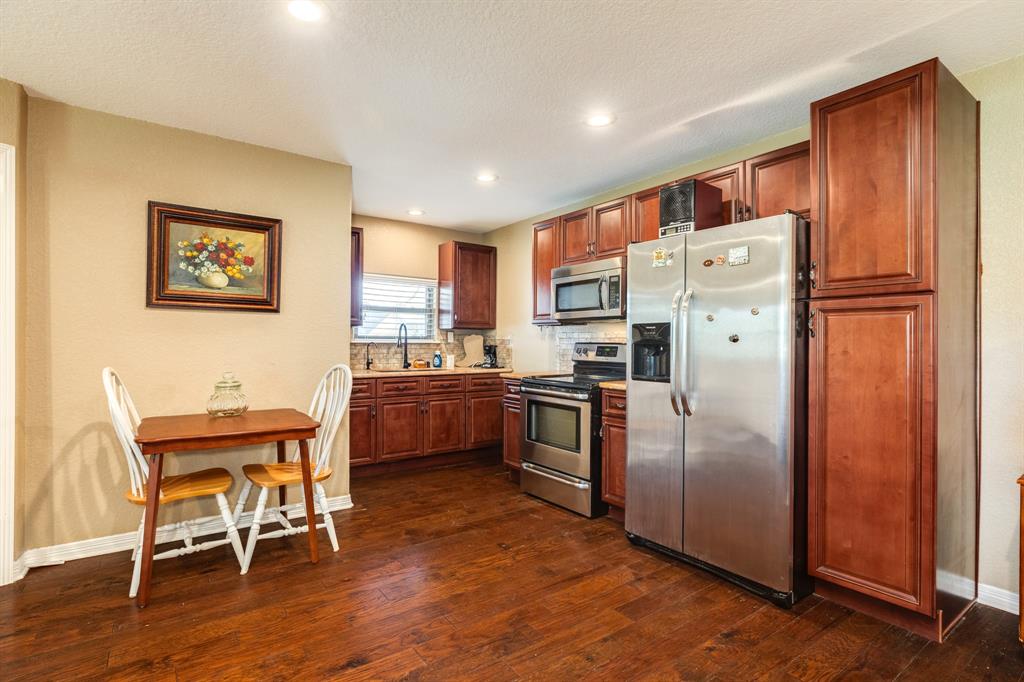 Full Kitchen in the Garage Apartment