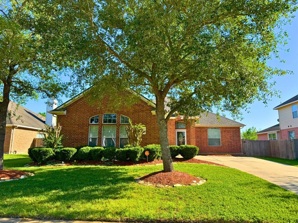 5816 Little Grove Drive, Pearland, TX 77581
