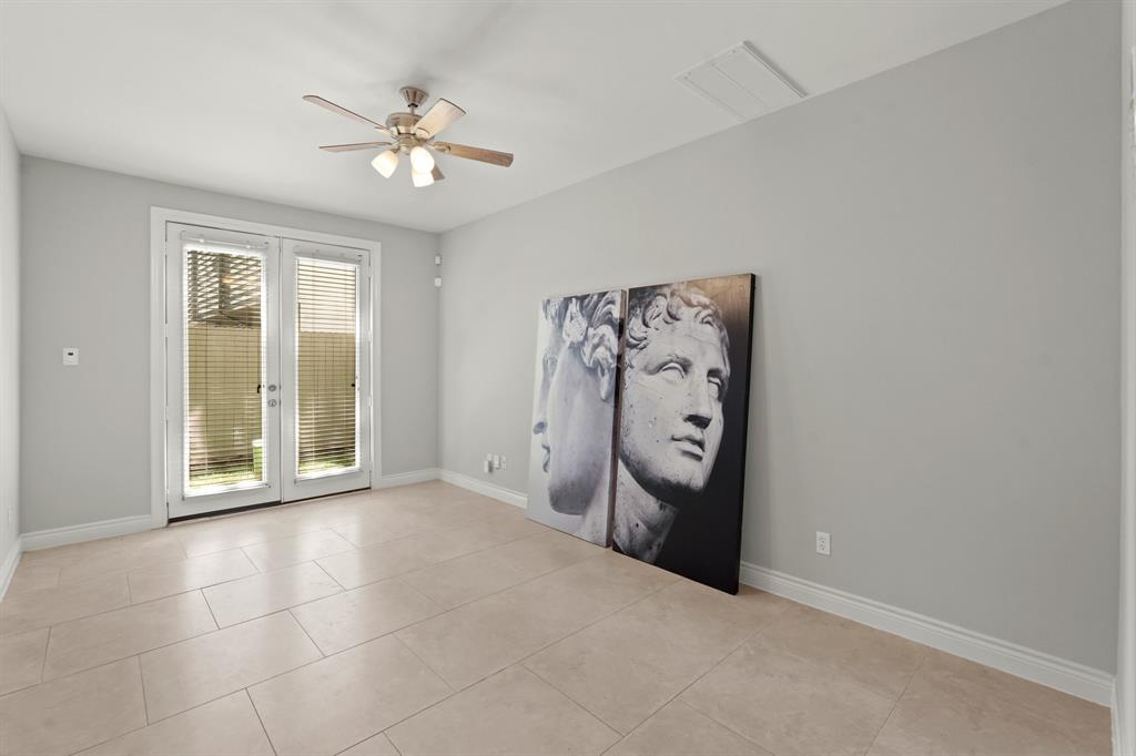 An en-suite bedroom is located on the 1st floor of the home