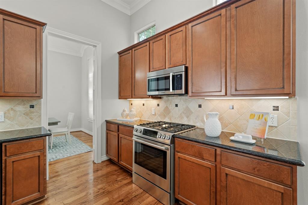 The kitchen also has under cabinet lighting