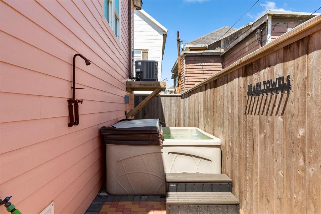 Shower off after your beach day and then hop into your bubbly HOT TUB and enjoy evenings at the beach! There are not one but TWO outdoor showers with both hot and cold water at Mini G!