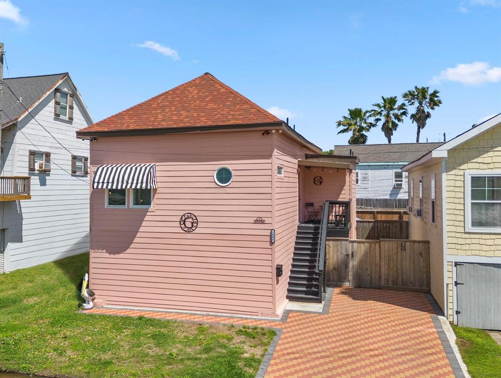 This charming house is renovated to perfection! Including parking on this paver driveway!