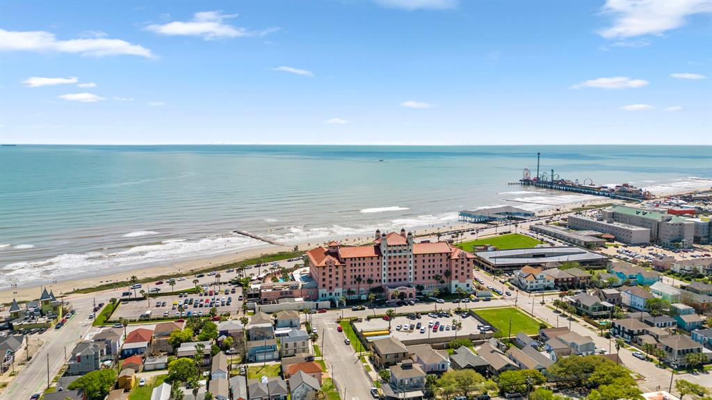 Amazing location! Mini G is a short block walk to the BEACH and short walking distance to the Historic Galvez Hotel, restaurants and even the Historic Pleasure Pier!