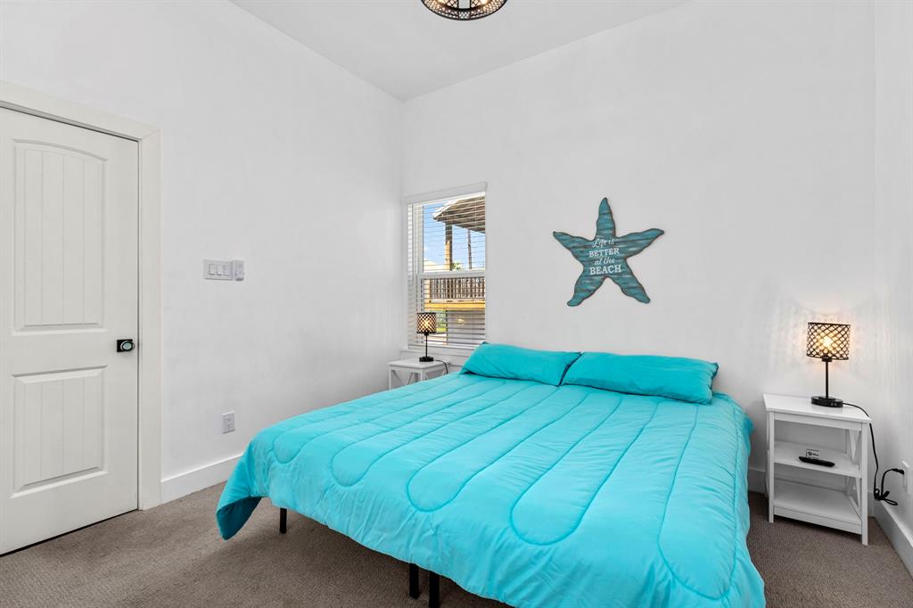 Spacious primary bedroom with ocean hue bedding!