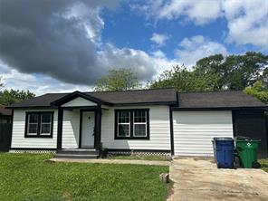 609 Hurst, Angleton, TX 77515