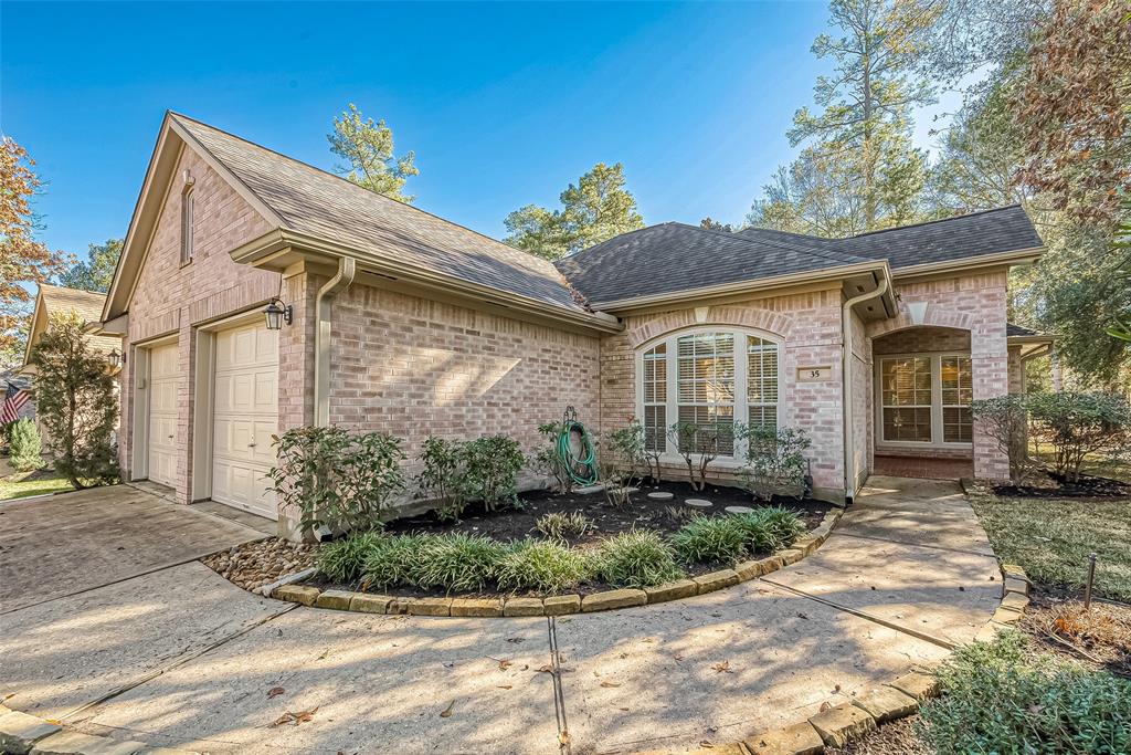35 E Sienna Place, The Woodlands, TX 