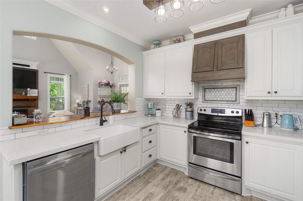 Apron sink, stainless steel appliances