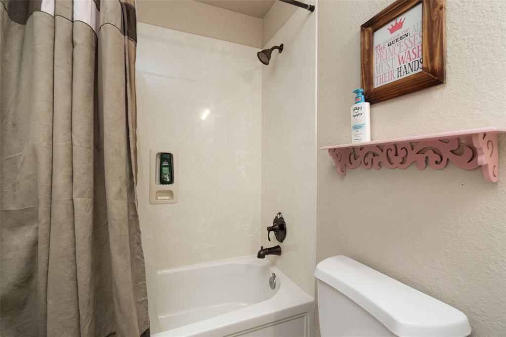 Tub/shower combo in bath on the second floor