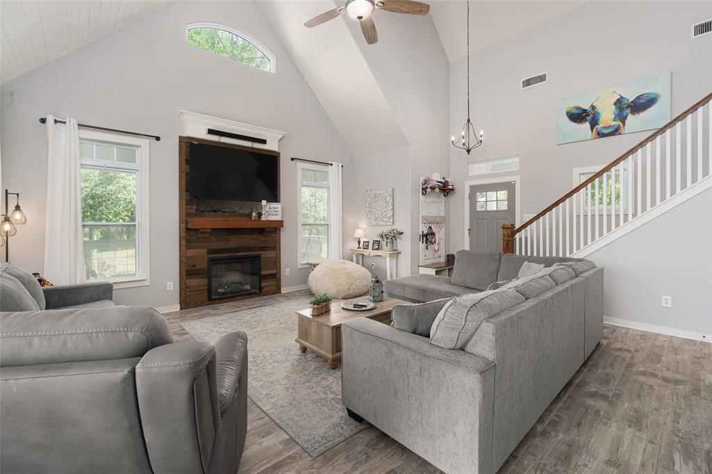 Sky high ceilings, light and bright living room