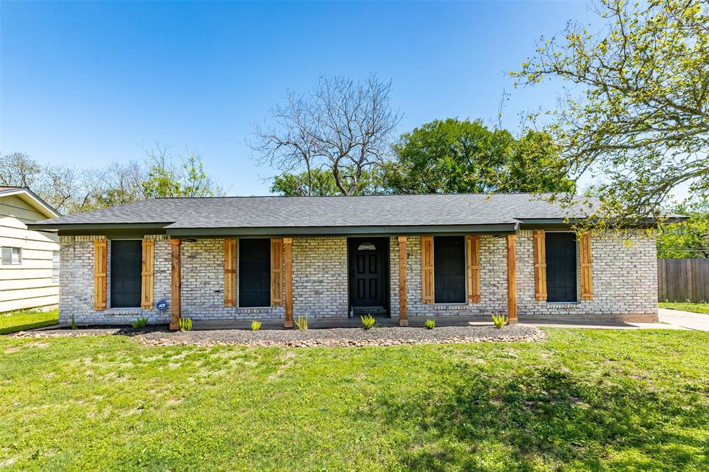 117 Cannon Street, Clute, TX 77531