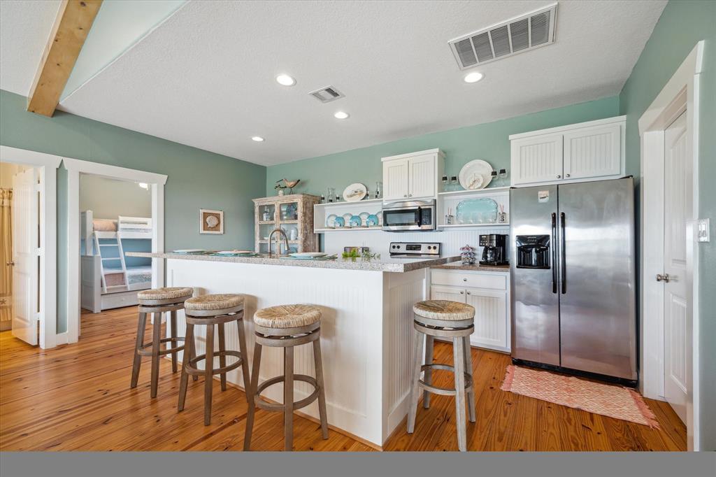 Beautifully updated kitchen - Great for entertaining!