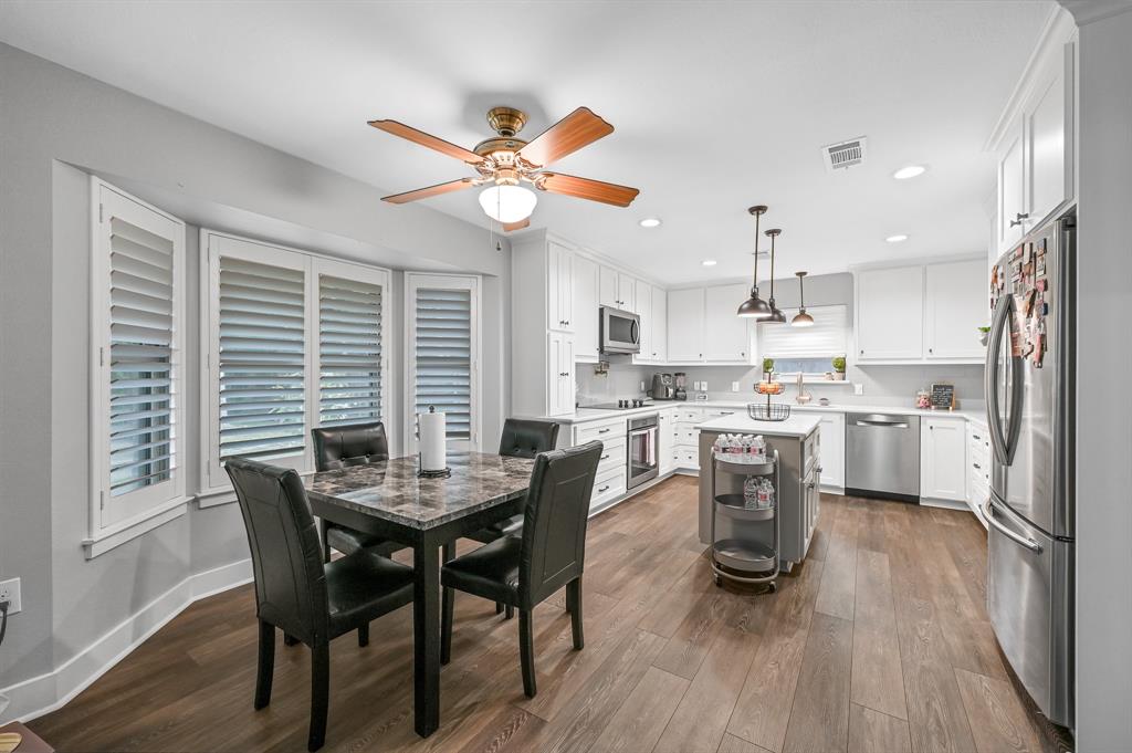 Bay windows in dining area