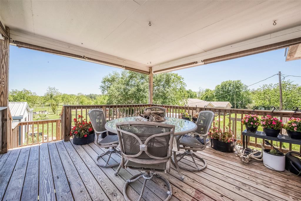 Balcony to enjoy easy days and evenings.