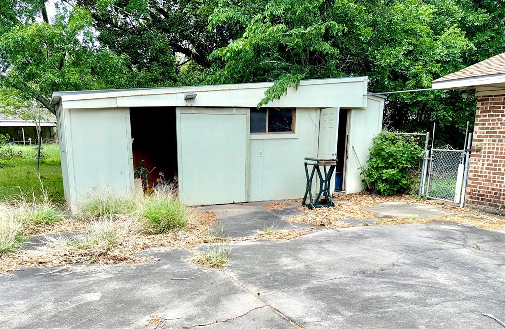 Outbuilding located behind the house