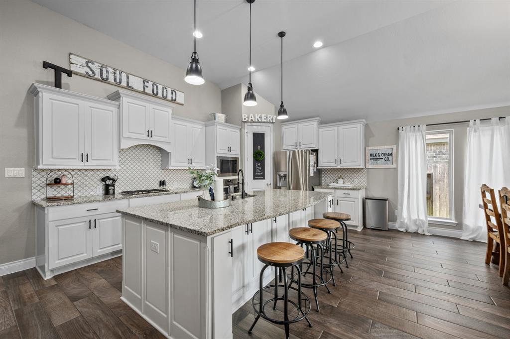 Enormous kitchen with Island