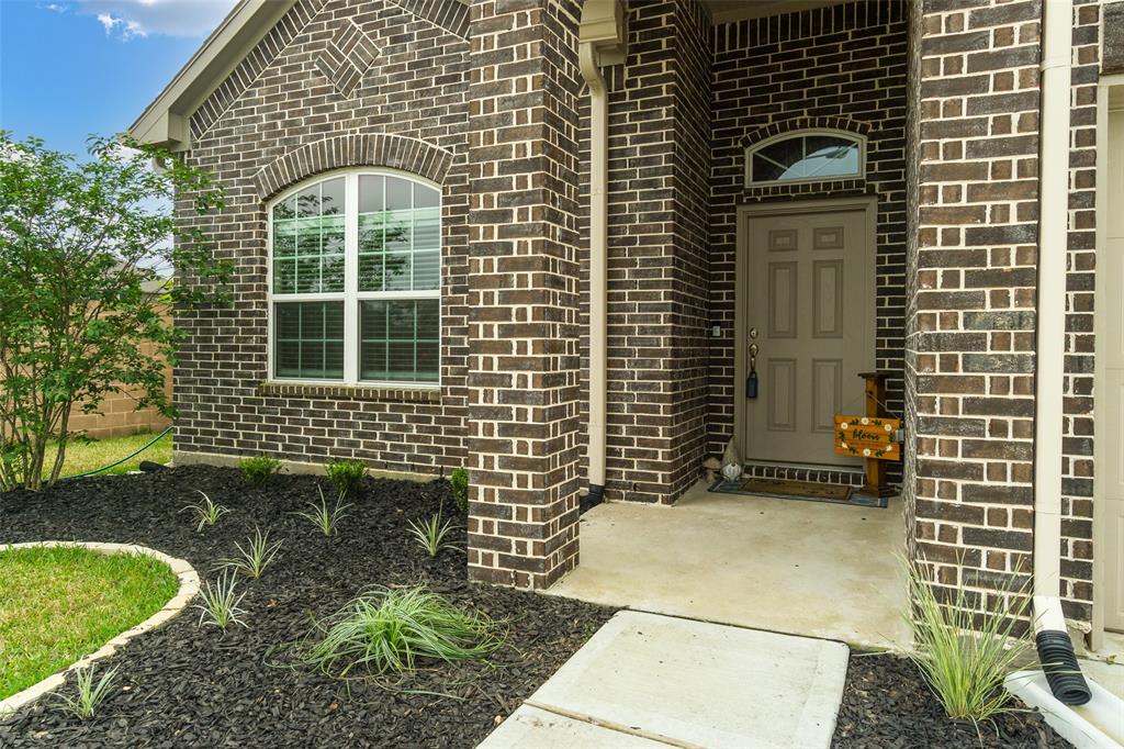 Covered front porch, welcoming entryway