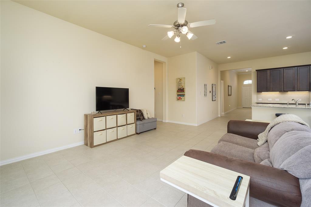 Grand living room/open concept with kitchen space