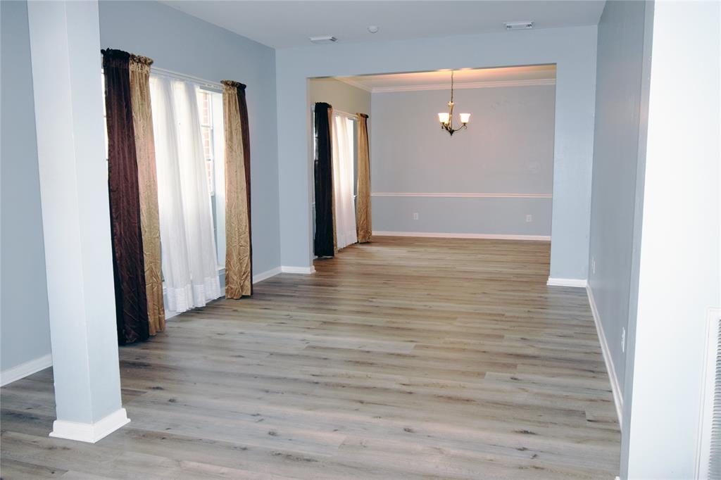 Large Dining Room with Good Lighting from Large Windows