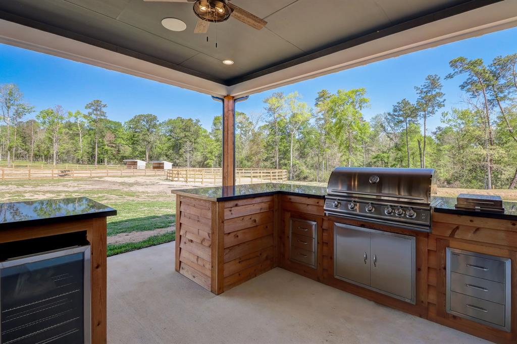 Full outdoor Kitchen with Propane Grill