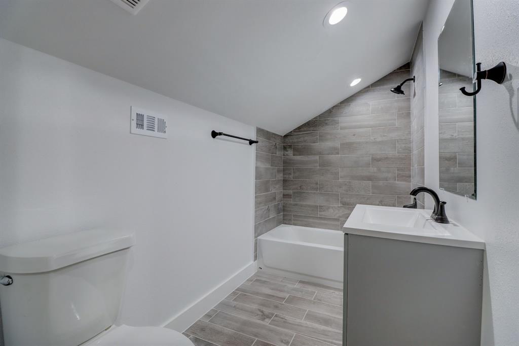 Full Bathroom with Recessed Canned Lighting.